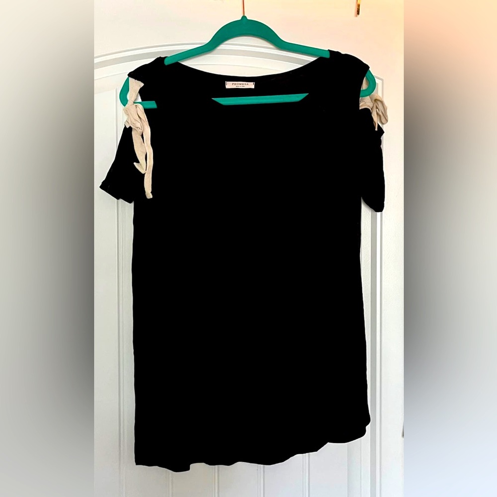 Lovely cold shoulder top with ties M black